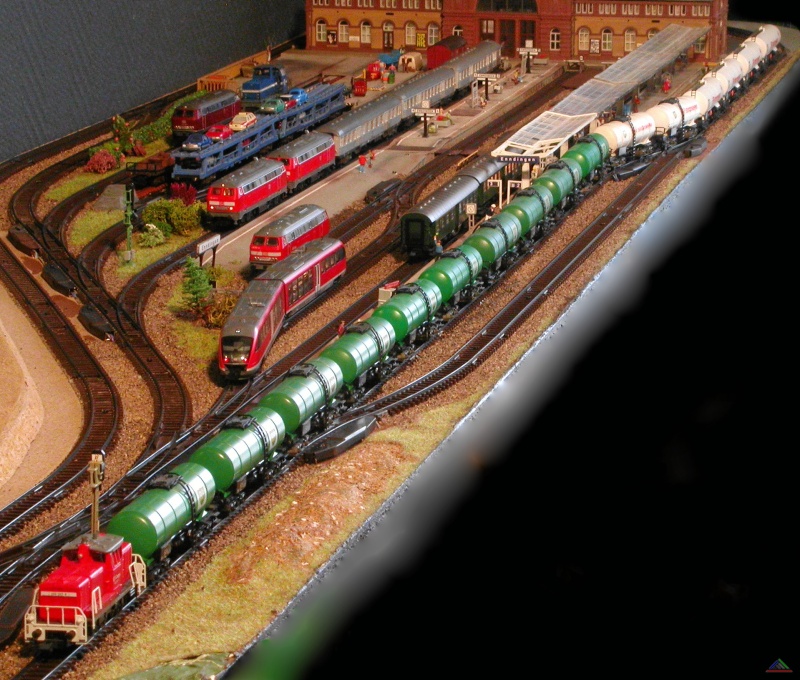 091 Fahrspass - BP Ganzzug 16 Wagen.JPG - Die 16 BP-Tankwagen sind fast zuviel für die kleine Rangierlok BR 360